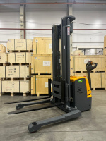 Изображение Штабелер самоходный 1,5 т 5,0 м XILIN CTDR15-III Li-ion 24/230 В/Ач раздвижные вилы и опоры